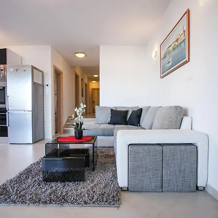 Leona With Private Pool Apartment *