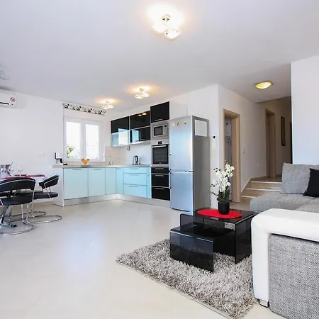 Leona With Private Pool Apartment Trogir