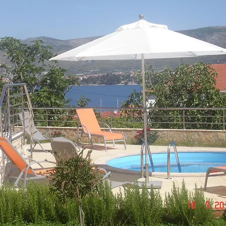 Leona With Private Pool