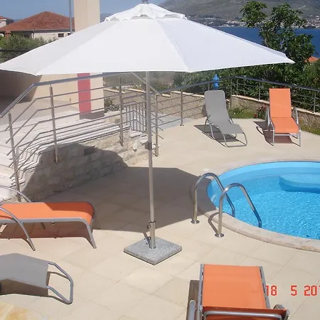 Apartment Leona With Private Pool Trogir