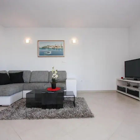 Leona With Private Pool Apartment *