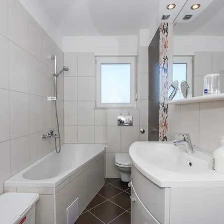 Leona With Private Pool Apartman *